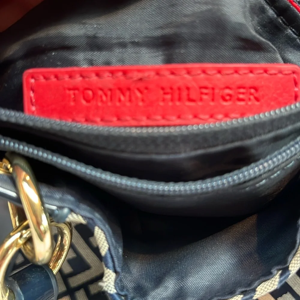 Tommy Hilfiger Signature Marineblau Canvas Tote w/Navy Patent Leather Trim - Picture 10 of 12